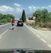 ¡A 100 km/h en patinete eléctrico e intentando adelantar a un coche!