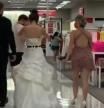 Acude vestida de novia y con un cura al trabajo de su novio para obligarle a casarse