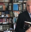 El historiador Enrique Martínez Ruiz con un ejemplar de su reciente libro