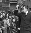 Hirohito visita a unos huérfanos de guerra en Yokohama en 1946