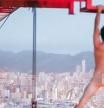 El ‘Spider-Man de Benidorm’ se cuelga desnudo y sin protección de una grúa a 180 metros de altura