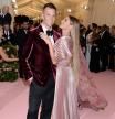 La modelo Gisele Bündchen, junto a su marigo Tom Brady, con una melena a lo Rapunzel en la gala Met