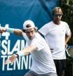 Andrey Rublev prepara el drive, bajo la mirada de Fernando Vicente