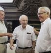 Josep Almudéver (centro), junto al alcalde de València, Joan Ribó (derecha), en una visita oficial.