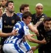 Jugadores de la Real Sociedad y el Alavés en un saque de esquina