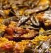 Paella valenciana cocinada a leña