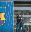Dso personas entran por una de las puertas del Camp Nou, Barcelona, Catalunya (España), a 1 de marzo de 2021. Agentes del Área Central de Delitos Económicos de la División de Investigación Criminal de los Mossos d'Esquadra están registrando durante la mañana de este lunes las oficinas del Fútbol Club Barcelona en el estadio del Camp Nou para recabar más información sobre el presunto caso de intento de desprestigio a jugadores y exdirectivos del club a través de las redes sociales conocido como 'Barça Gate', según han explicado fuentes próximas al caso a Europa Press. 01 MARZO 2021;MOSSOS;CAMP NOU;BARCA GATE Lorena Sopêna i Lòpez / Europa Press 01/03/2021
