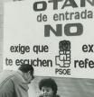 Mesa instalada por el PSOE para recoger firmas en apoyo de su postura respecto al ingreso de España en la OTAN, en septiembre de 1981
