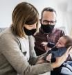 Gemma y Marc con Arlet, concebida y nacida durante la epidemia de covid. foto 17 marzo 2021 Foto: Llibert Teixidó
