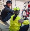 París organiza un reparto gratuito de cascos para bicicletas y patinetes eléctricos