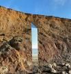 ha aparecido un monolito en la Isla de Wight, según imágenes tomadas el domingo (6 de diciembre). ..Alexia R Fishwick capturó la escena en una playa en la isla frente a la costa sur de Gran Bretaña. La estructura reflejada sigue a estructuras monolíticas similares que se han descubierto en todo el mundo, con una encontrada en Utah el mes pasado y otras en Rumania y California. ..Alexia explica: “Solo fui a caminar. Allí estaba. Mucha gente pasó junto a él y lo ignoró. Me quedé estupefacto. Sabía de los otros monolitos. Increíblemente elegante… Alexia describió además el monolito como “altura 7.5 pies, ancho 2 pies, sección triangular, ubicado sobre la línea de la marea