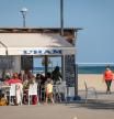 30032021 Salou Propietario del establecimiento comiendo fuera después de cerrar￼