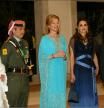 ENLACE MATRIMONIAL ENTRE EL PRINCIPE HEREDERO HAMZAH BIN AL-HUSSEIN CON LA PRINCESA NOOR . EN LA FOTO LOS RECIEN CASADOS CON LOS REYES DE JORDANIA ABDALA Y RANIA Y CON LA NOOR DE JORDANIA .
Abd Rabbo-Mousse-Guerin / ABACA / © KORPA
27/05/04
AMMAN

 *** Local Caption *** Jordan's Crown Prince Hamzah Bin Al-Hussein and Princess Noor Hamzah arrive to the wedding celebration at Zahran Palace in Amman. Photo by Abd Rabbo-Mousse-Guerin/ABACA.