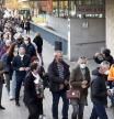 Largas colas para vacunarse en Centre Salut Isabel Roig, el CUAP Casernes en Sant Andreu, Barcelona