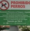 Cartel instalado esta semana que amenaza con sanciones a la presencia de perros