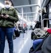 Varias personas en un vagón de metro en Barcelona