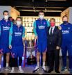 Los capitanes del Barça, Koeman y Laporta han llevado la Copa al Museu del club