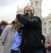 Pablo Iglesias abraza a la vicepresidenta Yolanda Díaz