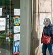 FOTO: MANÉ ESPINOSA. UNA FARMACIA DE BARCELONA ANUNCIA CON UN CARTEL LA POSIBILIDAD DE HACER TEST COVID