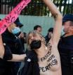 Un grupo de activistas de Femen con el torso desnudo han sido reducidas por agentes de la Policía Nacional cuando protestaban frente el colegio Sant Agustín de Madrid.