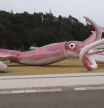 Una ciudad japonesa gasta las ayudas para combatir el Covid en una estatua de un calamar gigante