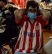 Un aficionado del Atlético de Madrid durante el partido contra el FC Barcelona
