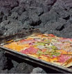 Aprovecha la actividad de un volcán para cocinar pizzas a más de 1.000 grados y venderlas
