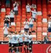 VALENCIA, 16/05/2021.- Aficionados del Valencia CF celebran el cuarto gol del equipo ante el Eibar, durante el partido de Liga en Primera División que disputan este domingo en el estadio Mestalla de Valencia. EFE/Biel Aliño