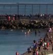 Entrada sin control de 5.000 inmigrantes en Ceuta, cientos a nado