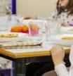 Hasta tres raciones semanales de carne en el menú escolar: el nuevo decreto genera polémica