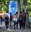 Jóvenes entre 12 y 15 años que salen en el instituto en la zona de Maria Cristina que serán vacunados próximamente contra la COVID-19.