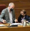 El diputado Jesús Salmerón charla con el representante de Cs en la Mesa de las Cortes Valencianas.
