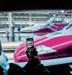 foto XAVIER CERVERA 24/03/2021 hoy se ha realizado el viaje de prueba para prensa sobretodo entre Atocha ,Madrid y Sants, Barcelona ,del AVLO de Renfe (como un AVE pero con mayor capacidad y billetes mas economicos) Renfe Avlo​ —de Alta Velocidad Low Cost— es un servicio ferroviario de alta velocidad de bajo coste de la operadora española Renfe. A diferencia del servicio Renfe AVE, los trenes son de clase única y no disponen de coche cafetería. Los billetes tienen un coste de entre 9 y 59 euros, lo que supone un descuento medio sobre el servicio actual de entre un 60 y un 90%. Entre los atractivos comerciales del Avlo figura el billete a 5 euros para menores de 14 años que viajen con sus padres. Esta tarifa, que se antoja imbatible, busca atraer familias y hacer competir a la alta velocidad directamente con el vehículo particular director estatal de Alta Velocidad y Servicios Comerciales de Renfe, Francisco Arteaga.