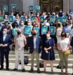 Patronal, sindicatos y políticos valencianos, en las escalinatas del Congreso de los Diputados en Madrid