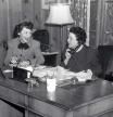 La columnista Louella Parsons (dcha.) con su secretaria en 1945.