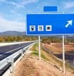 Este es el motivo por el que las señales de tráfico en la autovía son azules