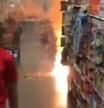 La reacción pasiva de un empleado al ver arder la tienda en la que trabaja que se ha convertido en meme