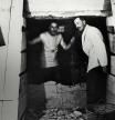 El arqueólogo Howard Carter y Lord Carnarvon, que financió la excavación, posan en el agujero que daba acceso a la tumba de Tutankamón. Foto de 192