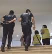 La policía y los servicios de emergencia inspeccionan uno de los hoteles vinculados al megabrote de Mallorca.