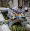 FOTO: MANÉ ESPINOSA. LOS VISITANTES DEL PARC GUELL SON AHORA MAYORITARIAMENTE UN PÚBLICO LOCAL DEBIDO A LA FALTA DE TURSITAS PROVOCADO POR LA PANDEMIA DEL COVID-19. IMAGEN DEL DRAGÓN DE LAS AESCALERAS DE ACCESO AL PARQUE