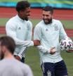 GRAF2404. SAN PETERSBURGO (RUSIA), 01/07/2021.- Los jugadores de la selección española, el centrocampista Adama Traoré (i) y el defensa Jordi Alba (d), durante el entrenamiento de este jueves en San Petersburgo, en la víspera del encuentro de cuartos de final de la Eurocopa 2020 ante Suiza. EFE/Kiko Huesca