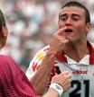 Luis Enrique, sangrando tras el codazo de Tassotti