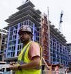 Un trabajador, frente a un edificio en construcción en Washington (EE.UU.)