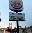 Unos trabajadores de un Burger King se despiden con un enorme cartel: “Nos despedimos”