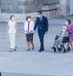 El presidente del Gobierno, Pedro Sánchez y la primera mujer en vacunarse contra el Covid-19 en España, Araceli (4i), a su llegada al acto de homenaje de Estado a las víctimas de la enfermedad por coronavirus y de reconocimiento al personal sanitario, en la plaza de la Armería del Palacio Real, a 15 de julio de 2021, en Madrid (España). El acto, organizado por segundo año consecutivo, se centra en esta ocasión en los trabajadores sanitarios fallecidos por la pandemia y también en las personas mayores, como 'pioneras' de la vacunación. Cuenta con la presencia de 700 invitados, entre los que se encuentran los familiares de 102 sanitarios fallecidos durante la pandemia. El Consejo de Ministros concedió a estos profesionales este martes la Gran Cruz del Mérito Civil y hoy reciben la distinción, a título póstumo, de manos del Rey