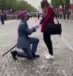 Un soldado francés pide matrimonio a su novia momentos antes de desfilar en el Día de la Bastilla