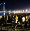 Desalojo por parte de la guardia urbana de grupos de persona haciendo botellon en la rambla del Born de Barcelona
