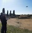 Arqueólogos trabajando con un dron en el yacimiento de Empúries