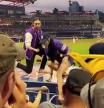 Una chica sale corriendo después de que su novio le pida matrimonio en pleno partido de béisbol