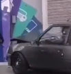 Intentan robar un cajero automático pero acaban destruyendo su coche y huyen en moto
